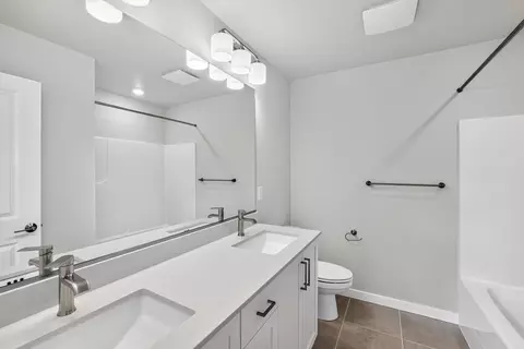 Bath - 3793 SW Phyllis Ave, Gresham, OR 97080 photo 2 of 8