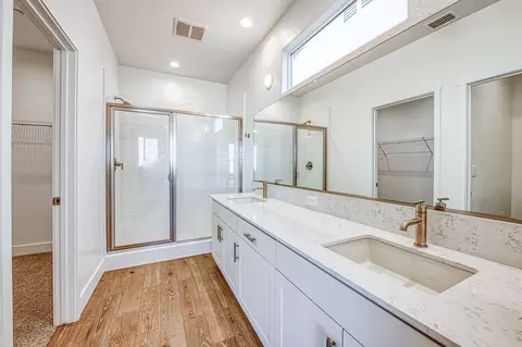 Bath - 1054 Talus Way S, Madera, CA 93636 photo 2 of 2