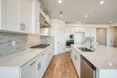 Kitchen - 1054 Talus Way S, Madera, CA 93636 photo 2 of 5