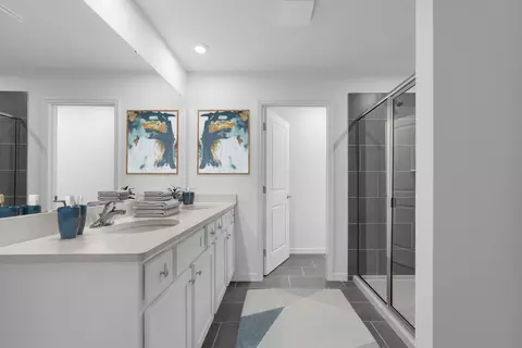 Bath - 1390 E Lakeview Ave, Eustis, FL 32726 photo 2 of 4