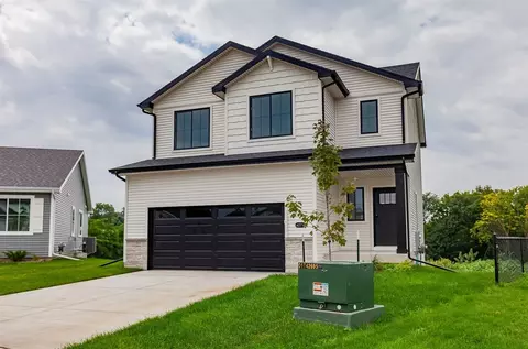 4271 Grover Woods Ln, Des Moines, IA 50317