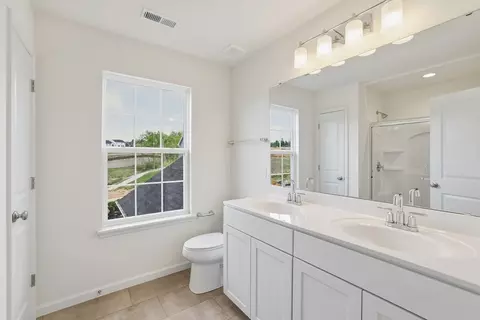 Bath - 2308 Castle Hill Dr, Rolla, MO 65401 photo 2 of 5