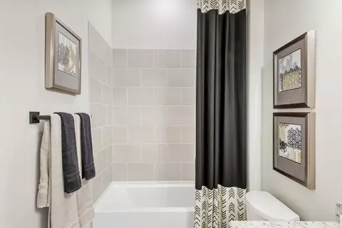 Bath - 112 Sweetwater Dr, Commerce, TX 75428 photo 2 of 6