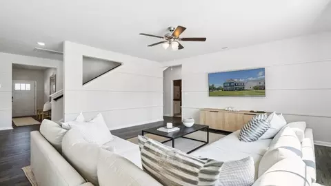 Living - 3044 Dalton Cir, Suffolk, VA 23435 photo 2 of 3