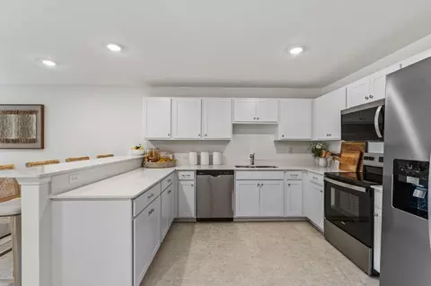 Kitchen - 927 Leatherhead Dr, Dundee, FL 33838 photo 2 of 3