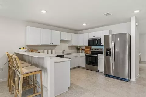 Kitchen - 927 Leatherhead Dr, Dundee, FL 33838 photo 1 of 3