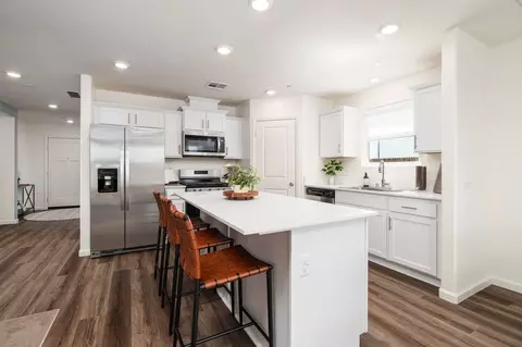 Kitchen - 8301 Swarthmore St, Bakersfield, CA 93307 photo 1 of 2