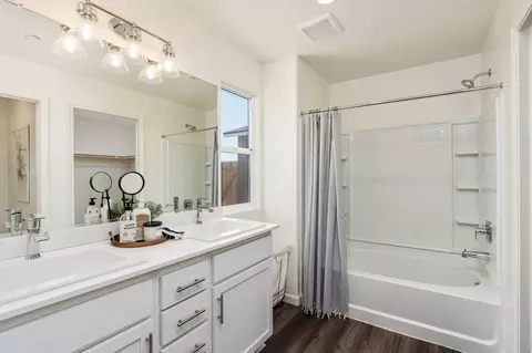 Bath - 8301 Swarthmore St, Bakersfield, CA 93307 photo 1 of 2