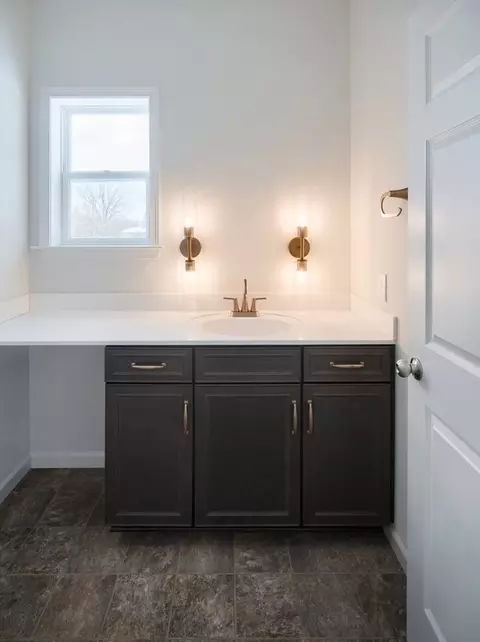 Bath - 800 Orchard Rd, Lititz, PA 17543 photo 4 of 11