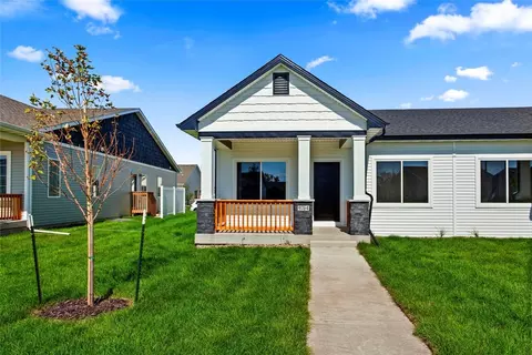 9764 Regatta Ln, Johnston, IA 50131