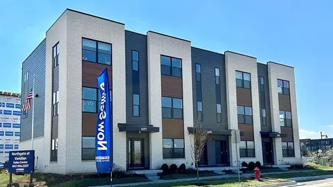 1175 Lakepointe Dr, Schaumburg, IL 60159