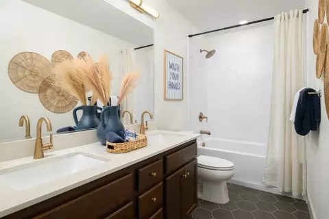 Bath - 966 Easy St, Santa Rosa, CA 95404 photo 1 of 2