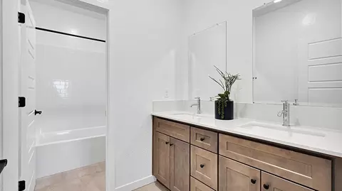 Bath - 1017 Shasta Way W, Madera, CA 93636 photo 2 of 3