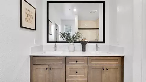 Bath - 1017 Shasta Way W, Madera, CA 93636 photo 1 of 3