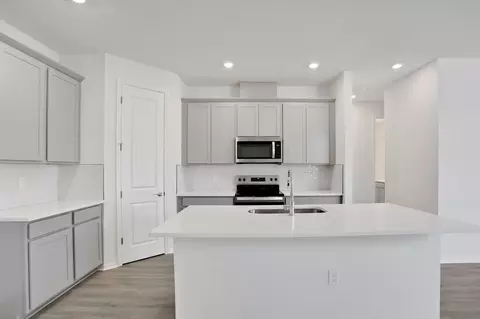 Kitchen - 8104 Sunny Point Trl, Parrish, FL 34219 photo 4 of 12