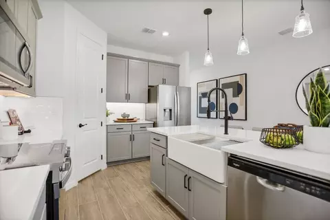 Kitchen - 8104 Sunny Point Trl, Parrish, FL 34219 photo 3 of 12