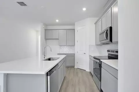 Kitchen - 8104 Sunny Point Trl, Parrish, FL 34219 photo 2 of 12