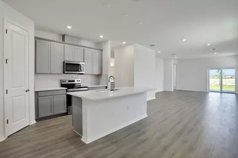 Kitchen - 8104 Sunny Point Trl, Parrish, FL 34219 photo 6 of 12