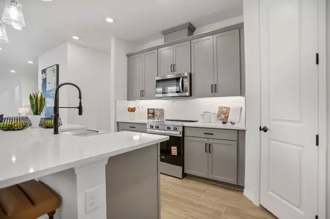 Kitchen - 8104 Sunny Point Trl, Parrish, FL 34219 photo 7 of 12