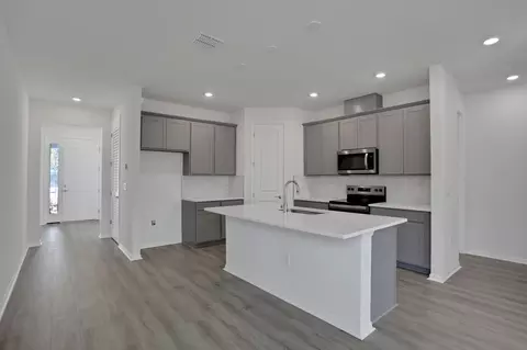 Kitchen - 8104 Sunny Point Trl, Parrish, FL 34219 photo 1 of 12