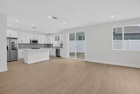 Living - 884 Shasta Ave, Ripon, CA 95366 photo 5 of 5