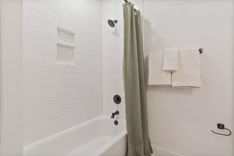 Bath - 100 Firefly Ln, Opelika, AL photo 3 of 4