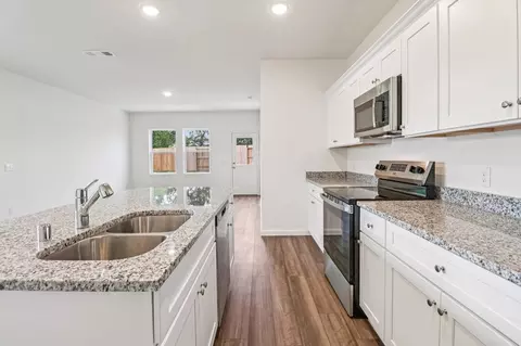 Kitchen - 11324 Arnold Loop, San Antonio, FL 33576 photo 2 of 4