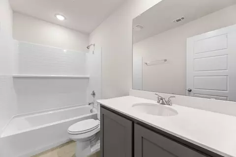 Bath - 1806 Apache Cir, Cleburne, TX 76033 photo 3 of 5