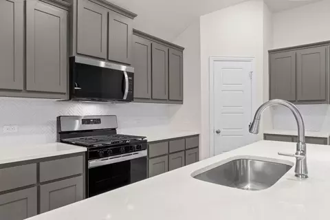 Kitchen - 1806 Apache Cir, Cleburne, TX 76033 photo 4 of 7