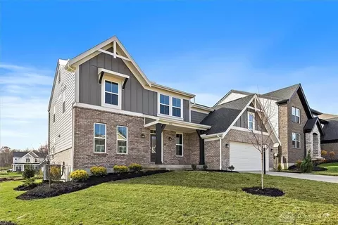 2587 Golden Leaf Dr, Dayton, OH 45431