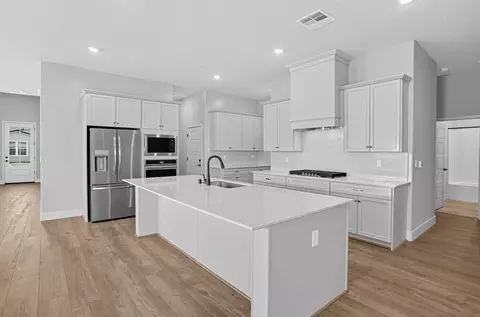 Kitchen - 1365 Farmhouse Ave, Clovis, CA 93619 photo 2 of 6