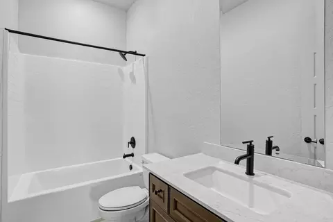Bath - 1365 Farmhouse Ave, Clovis, CA 93619 photo 3 of 5