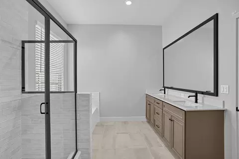 Bath - 1365 Farmhouse Ave, Clovis, CA 93619 photo 2 of 5