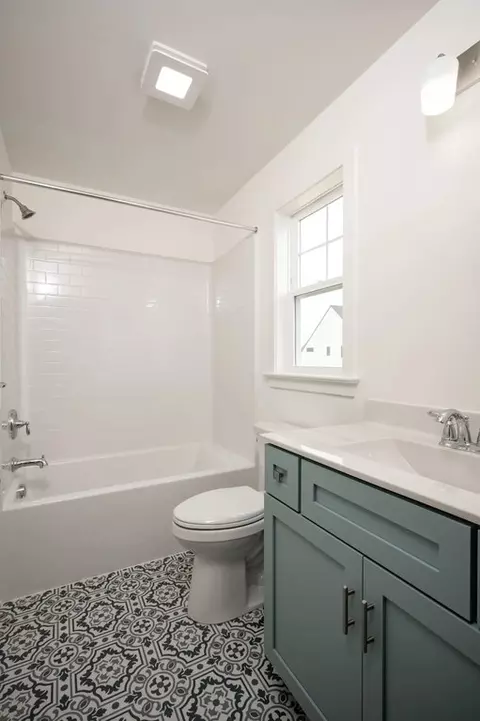 Bath - 333 Amber Dr, Lititz, PA 17543 photo 4 of 8