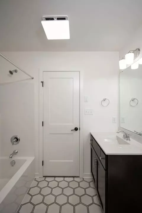 Bath - 333 Amber Dr, Lititz, PA 17543 photo 5 of 8