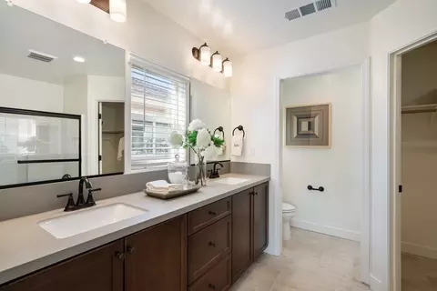 Bath - 306 Pelican Dr, Delano, CA 93215 photo 2 of 4