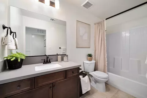 Bath - 306 Pelican Dr, Delano, CA 93215 photo 3 of 4