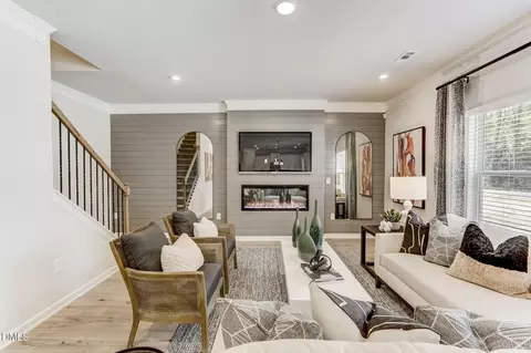 Living - 16 Valley Forge Ln, Smithfield, NC 27577 photo 2 of 5