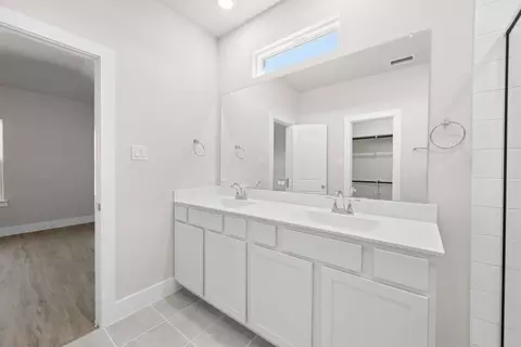 Bath - 1728 Willow Patch Dr, Krum, TX 76249 photo 5 of 13