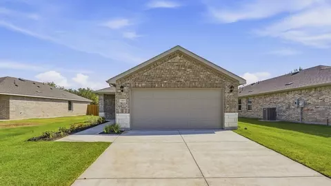 1907 Glory Dr, Bonham, TX 75418