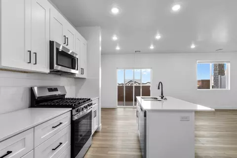 Kitchen - 1063 E Malibu Ln, Washington, UT 84780 photo 2 of 3