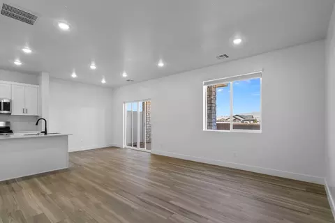 Living - 1063 E Malibu Ln, Washington, UT 84780 photo 2 of 2
