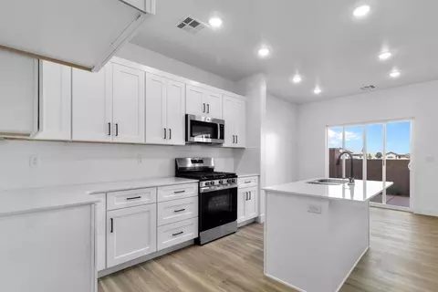 Kitchen - 1063 E Malibu Ln, Washington, UT 84780 photo 3 of 3