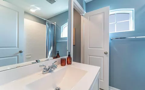 Bath - 10403 Salitrillo Bnd, Converse, TX 78109 photo 5 of 5
