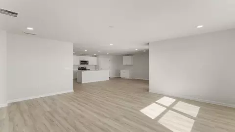 Living - 1663 Salem Dr, Chipley, FL 32428 photo 2 of 4