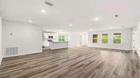Living - 1663 Salem Dr, Chipley, FL 32428 photo 4 of 4