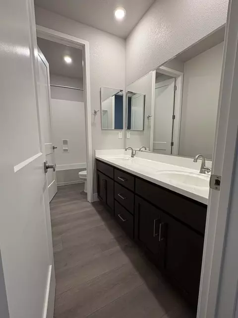 Bath - 1249 Mccabe Cir, Galt, CA 95632 photo 2 of 2