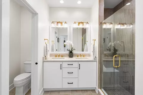Bath - 3 Elmwood Ct, Brookfield, CT 06804 photo 1 of 1