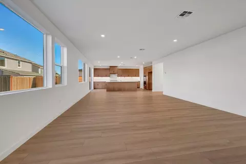 Living - 2567 Lavender Pl, Fairfield, CA 94533 photo 4 of 11