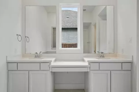 Bath - 325 Vale Run, Kyle, TX 78640 photo 3 of 4